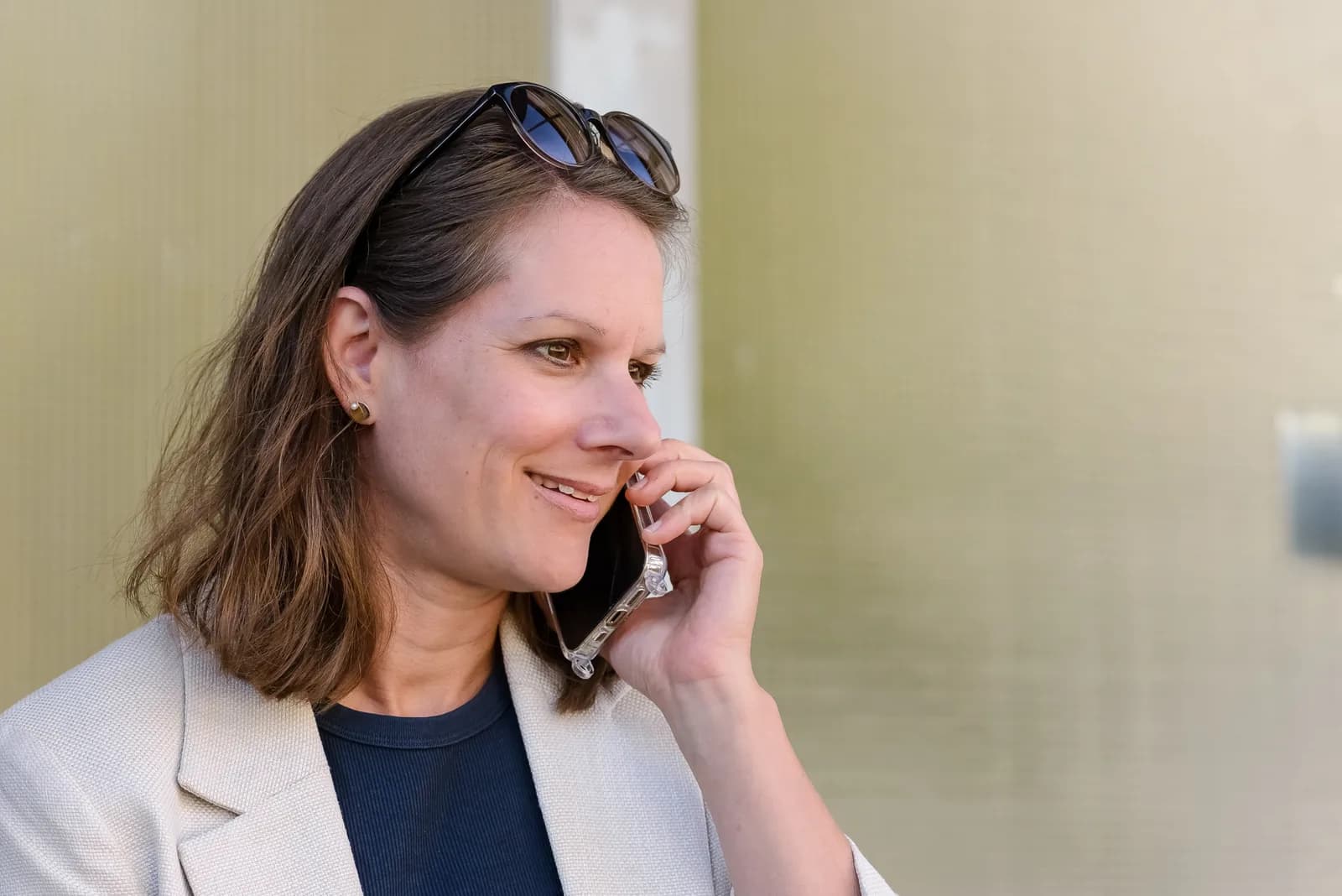 Leila Steiner telefoniert mit dem Smartphone.