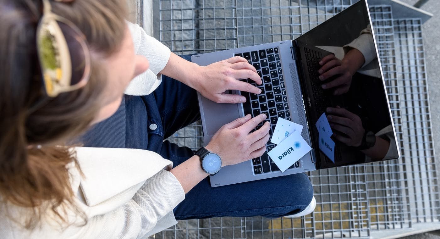 Arbeit am Laptop mit kilara-Karte
