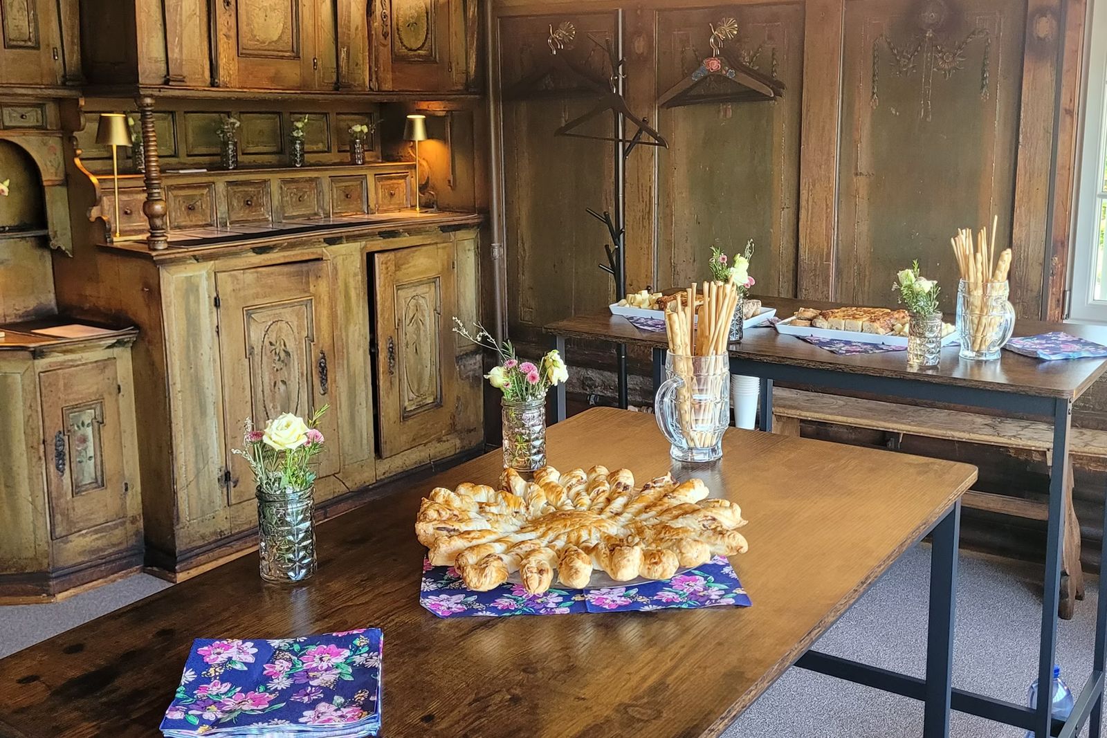 Der Raum im Wilädeli: Holztäfer, alte Anrichte, Stehtische mit Häppchen und Gläsern